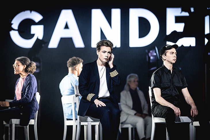 Wietske van Tongeren als Pilotin Beverly mit gestrandeten Passagieren bei der München-Premiere von „Come From Away“ im Deutschen Theater (@Foto: Marie Liebig) 